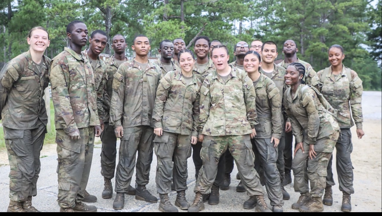 A group of Soldiers together during training